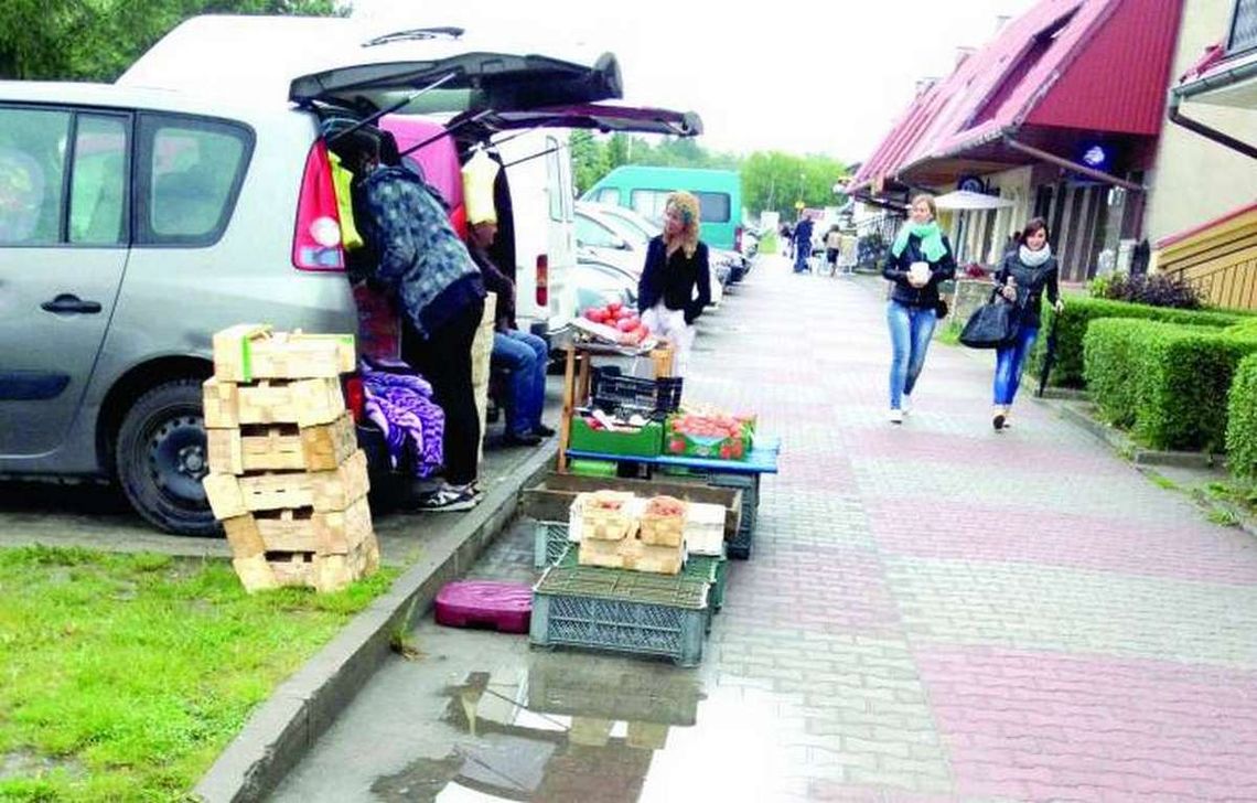 Handlarze blokują parking