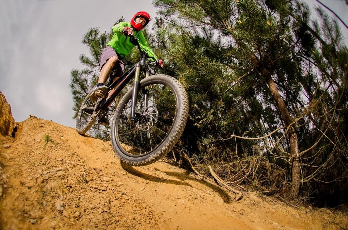 Hardtail czy Full Suspension? Ostateczne starcie rowerów MTB