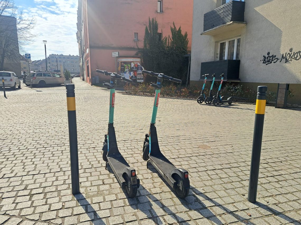 Hulajnogi zmieniły miejsce parkowania