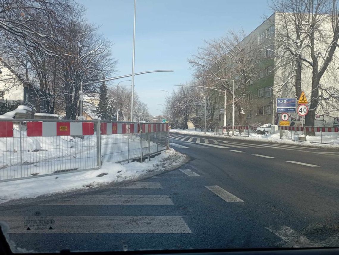 I jak tu teraz wyjechać? Nie dość, że ślisko, to niewiele widać