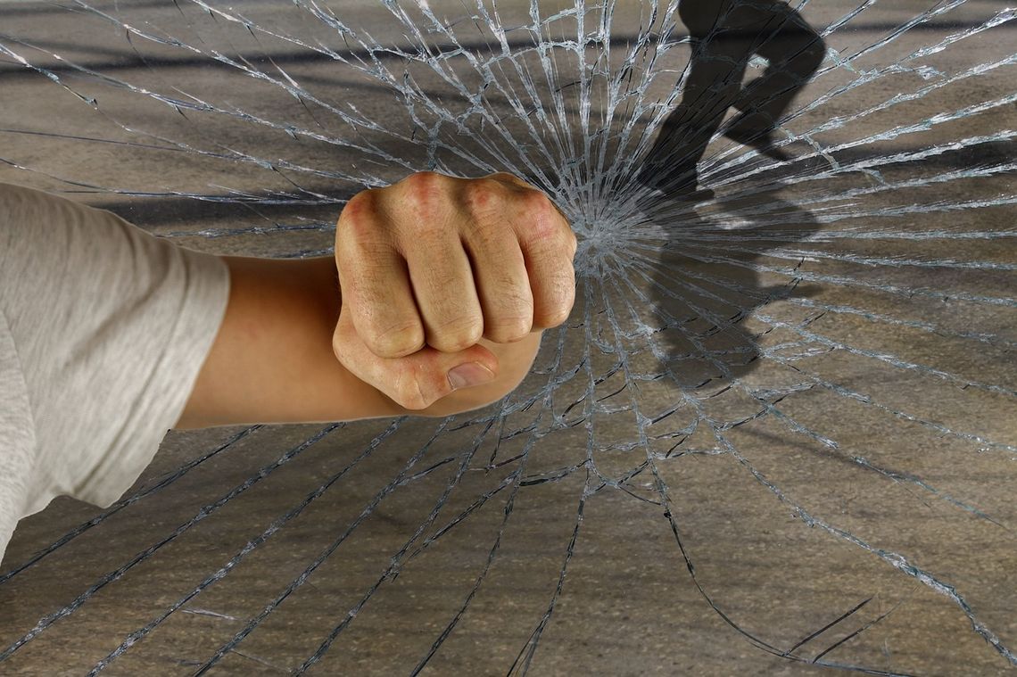 I znów przemoc. Awanturował się, wyzywał, groził rodzicom śmiercią I znów przemoc. Awanturował się, wyzywał, groził rodzicom śmiercią