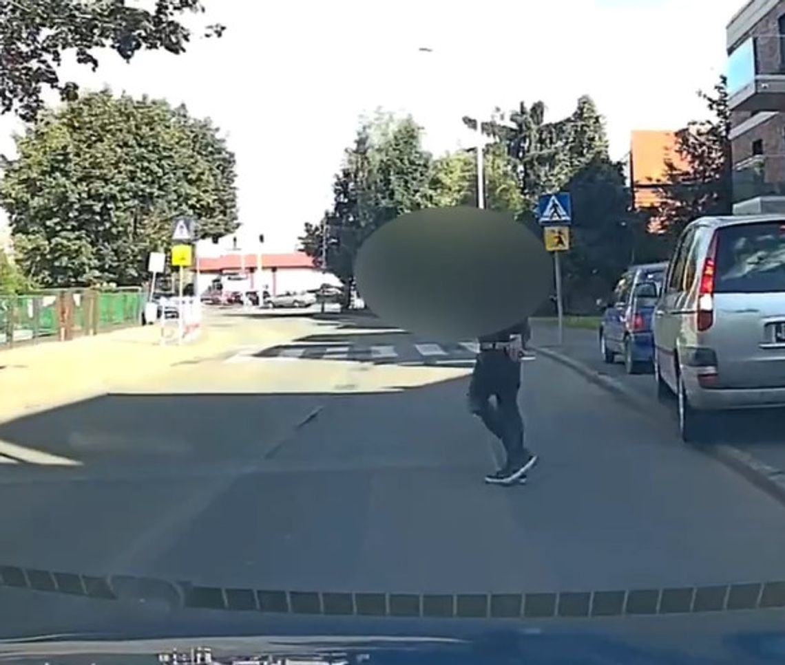 Idzie wprost pod auto, a pasy ma kilka metrów dalej! Idzie wprost pod auto, a pasy ma kilka metrów dalej!