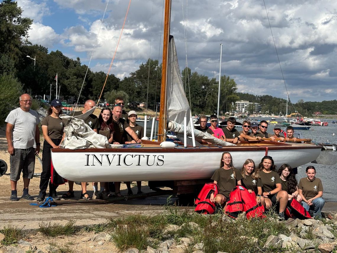 Invictus z hangaru wypłynął na szerokie wody Invictus z hangaru wypłynął na szerokie wody