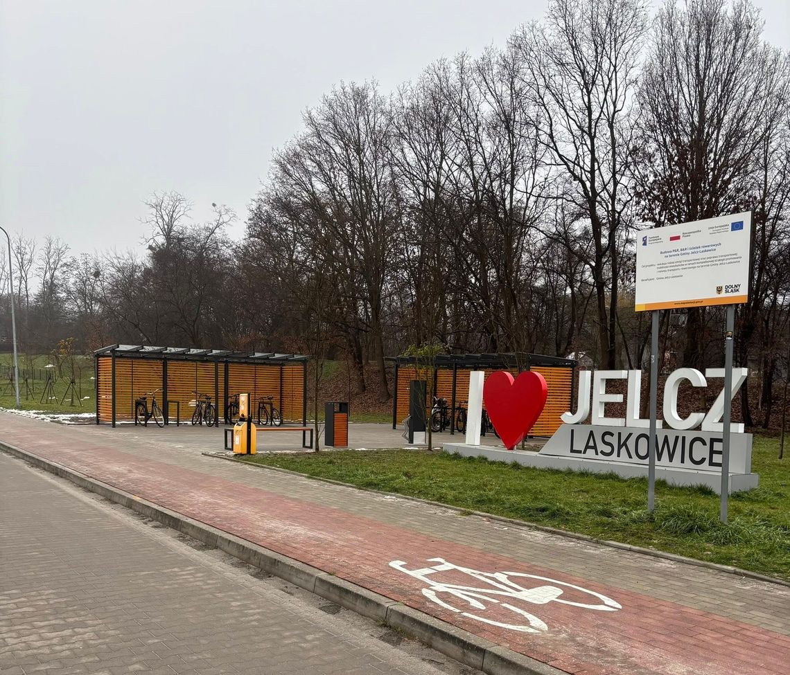 Inwestycja zakończona. Większy parking i więcej miejsc dla rowerów Inwestycja zakończona. Większy parking i więcej miejsc dla rowerów