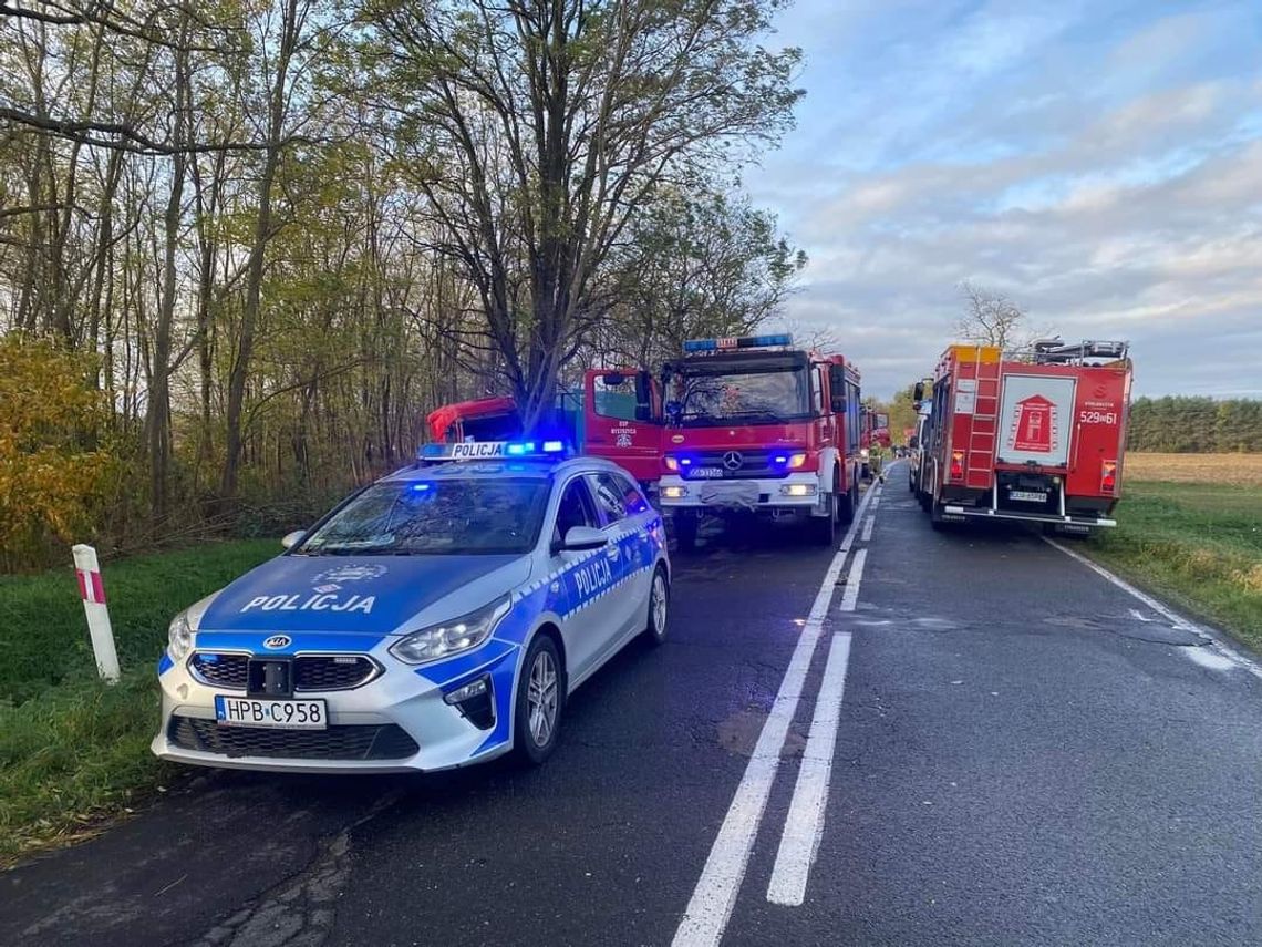 Ciężarowy iveco z naczepą wpadł do rowu