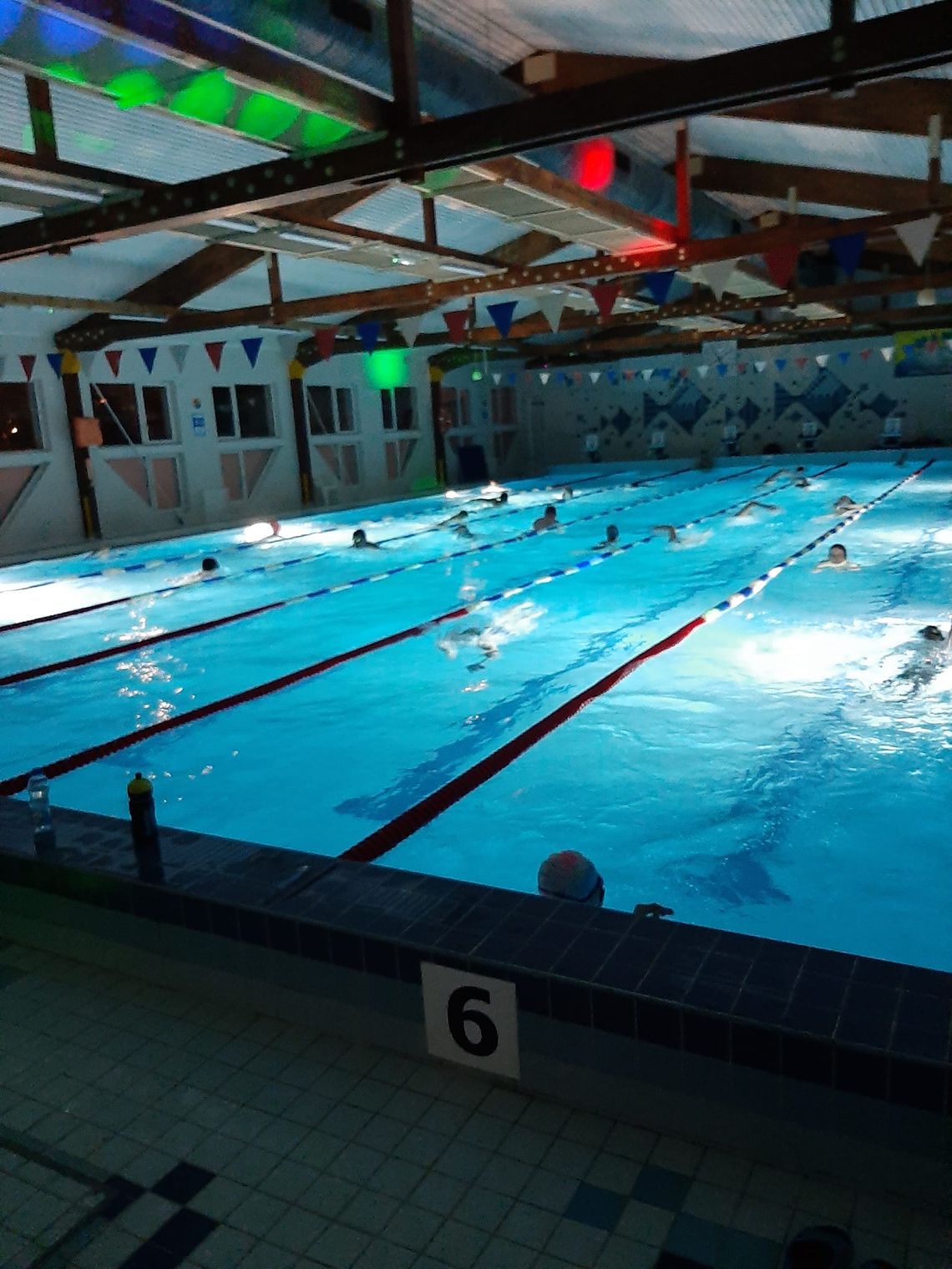 Jak pracuje pływalnia w Jelczu-Laskowicach podczas wakacji?