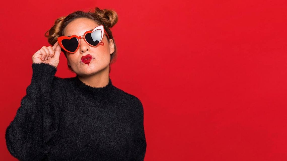 Jak zaprojektować nadruk na okularach reklamowych aby był czytelny i estetyczny?