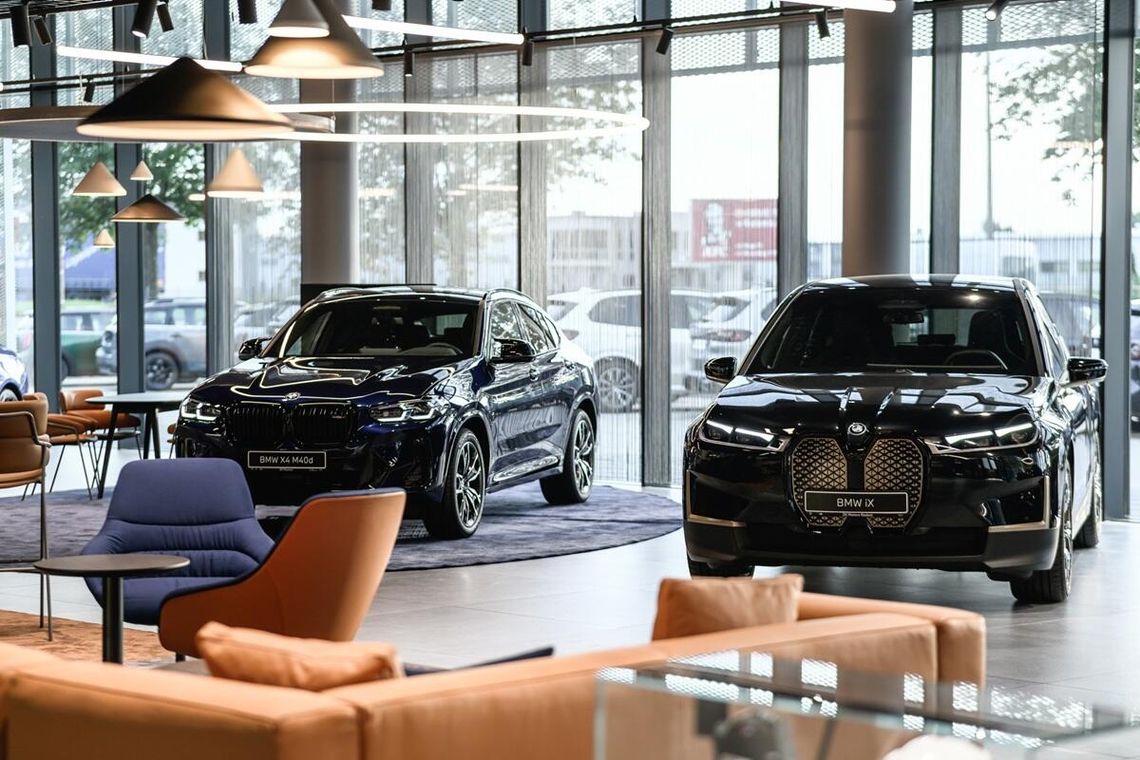 Jak zdobyć pracę jako sprzedawca samochodów premium? Krótki poradnik