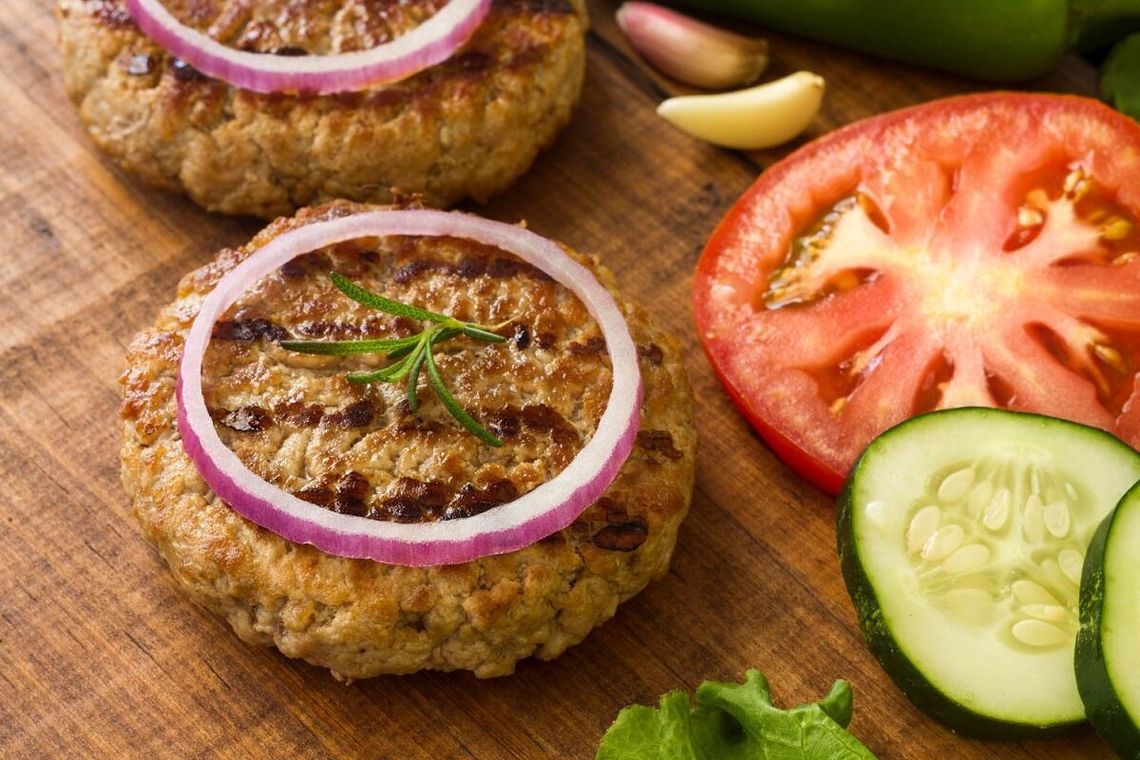 Jak zmielić mięso na burgery i jak grubo? mięso na burgera