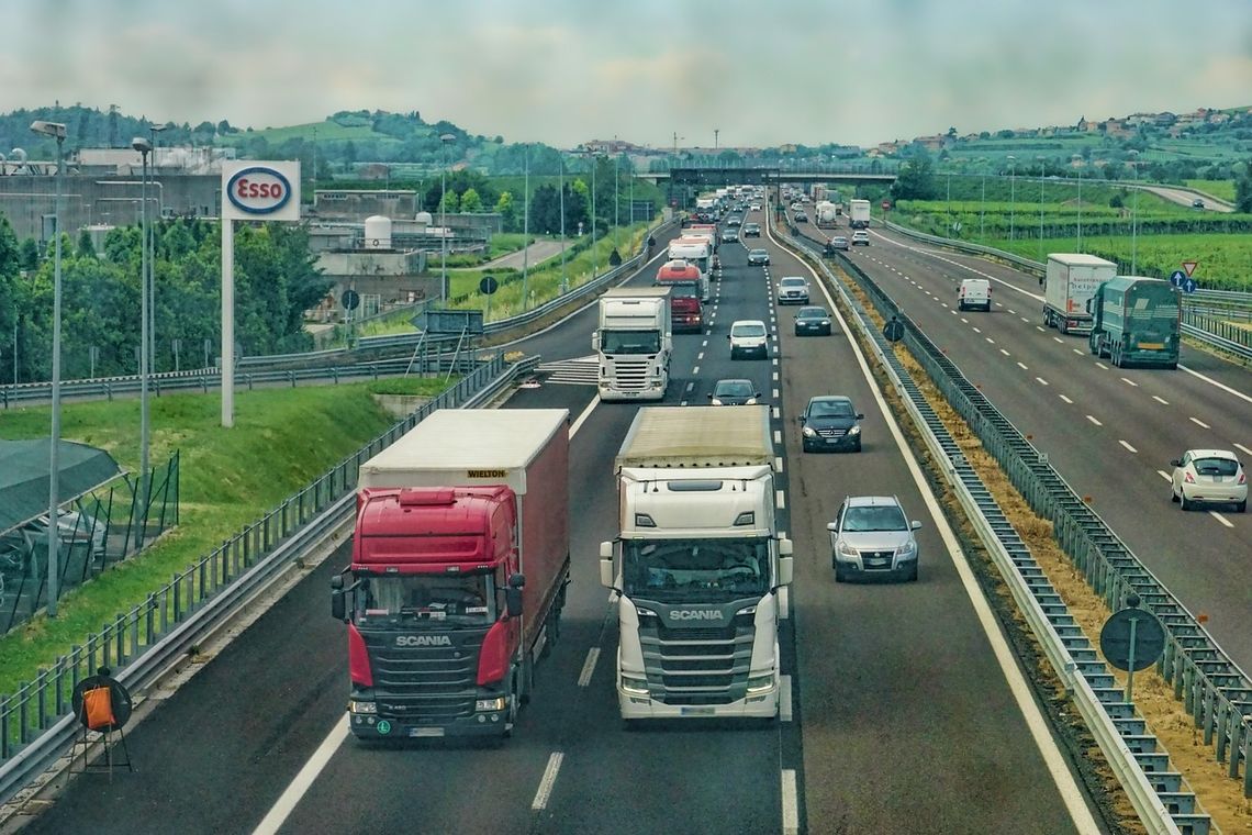Jak znaleźć firmy transportowe międzynarodowe: Kluczowe kroki i czynniki przy organizacji transportu międzynarodowego