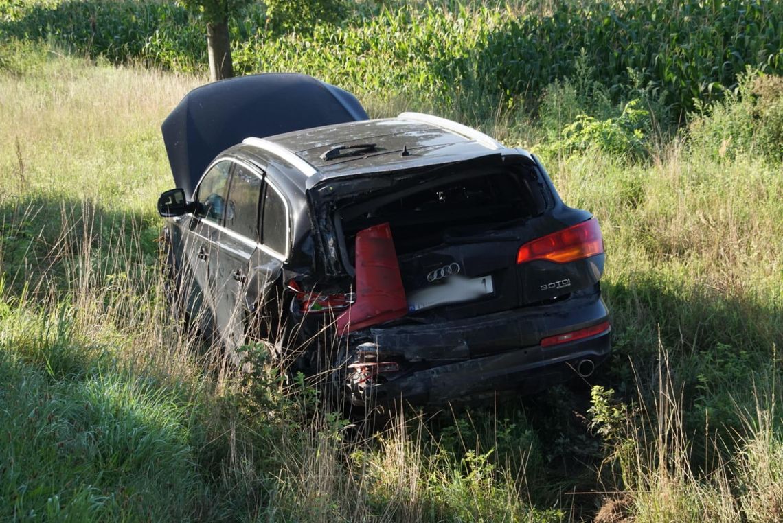 Audi w rowie. Jedna osoba poszkodowana