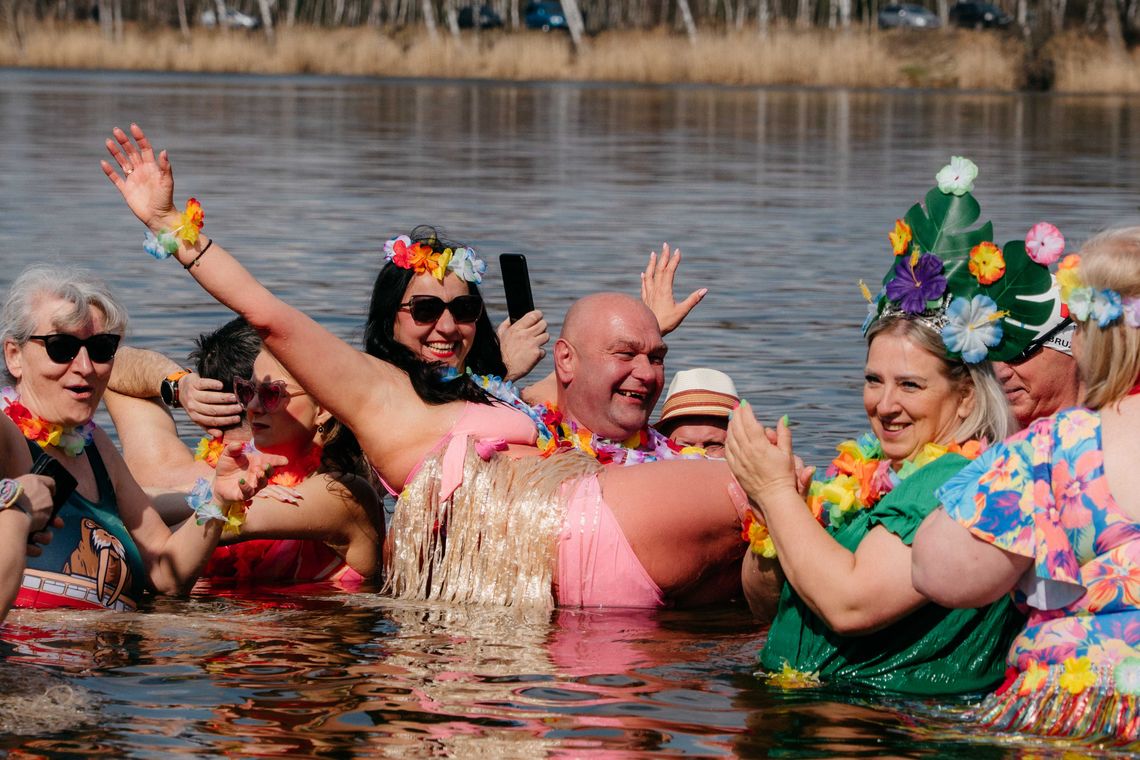 Jelcz-Laskowice. Hawajska fiesta, czyli ostatnie morsowanie [ZDJĘCIA]