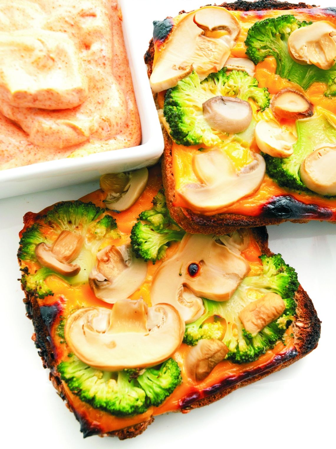 Jesienne tosty z grzybami, brokułem i jajeczno-grzybowym dipem