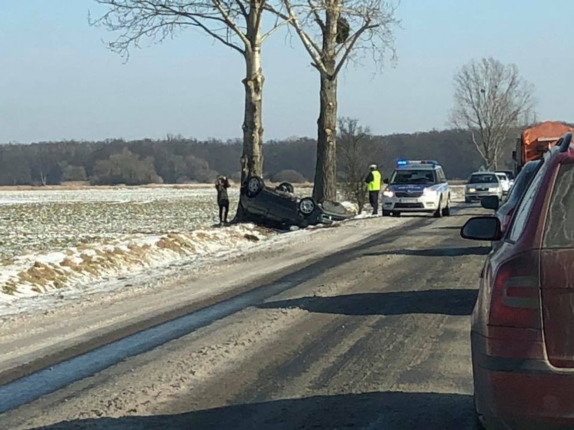 Jest bardzo ślisko! Kierowcy wypadają z drogi