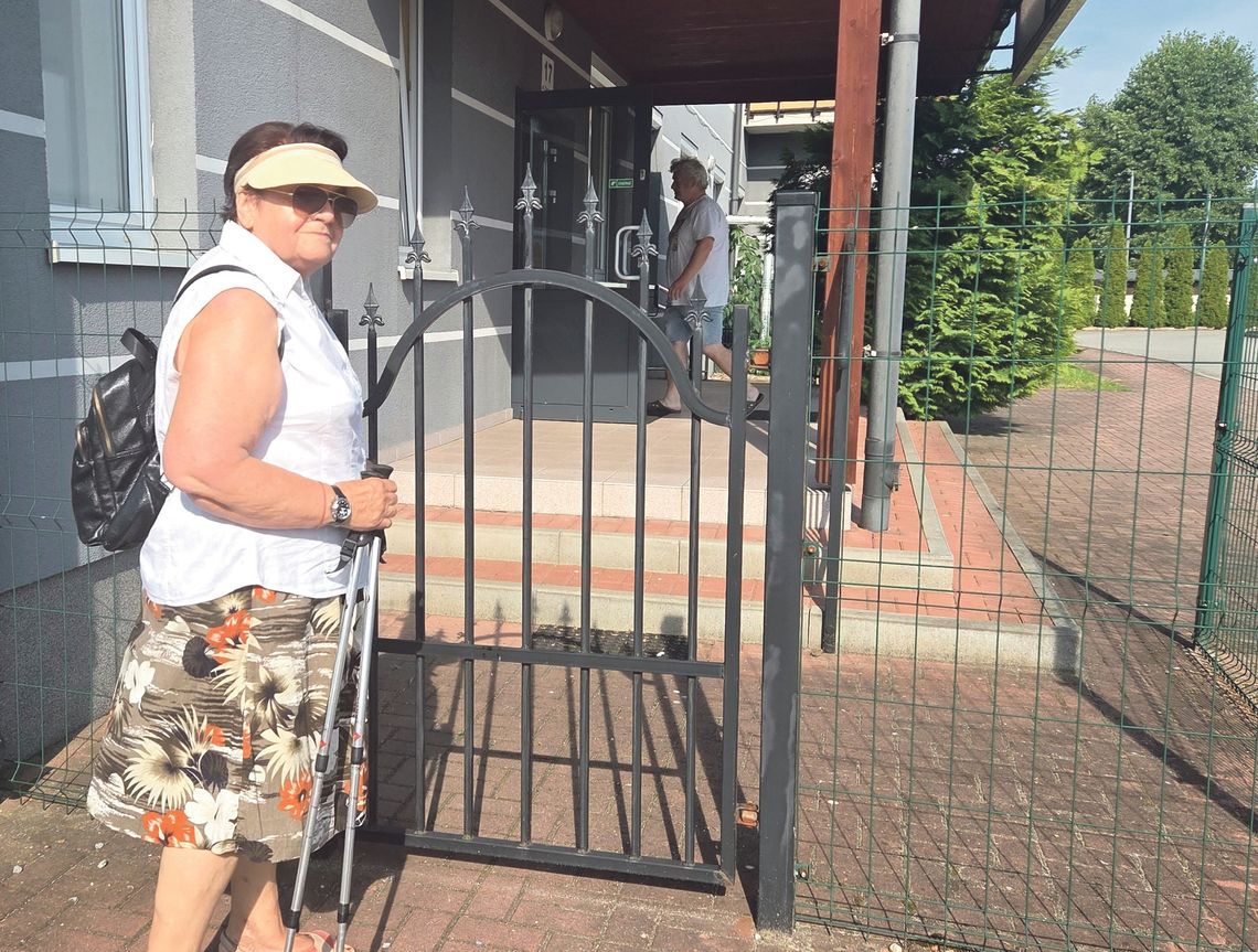 Jest furtka, ale zamknięta, więc pacjenci muszą chodzić dookoła