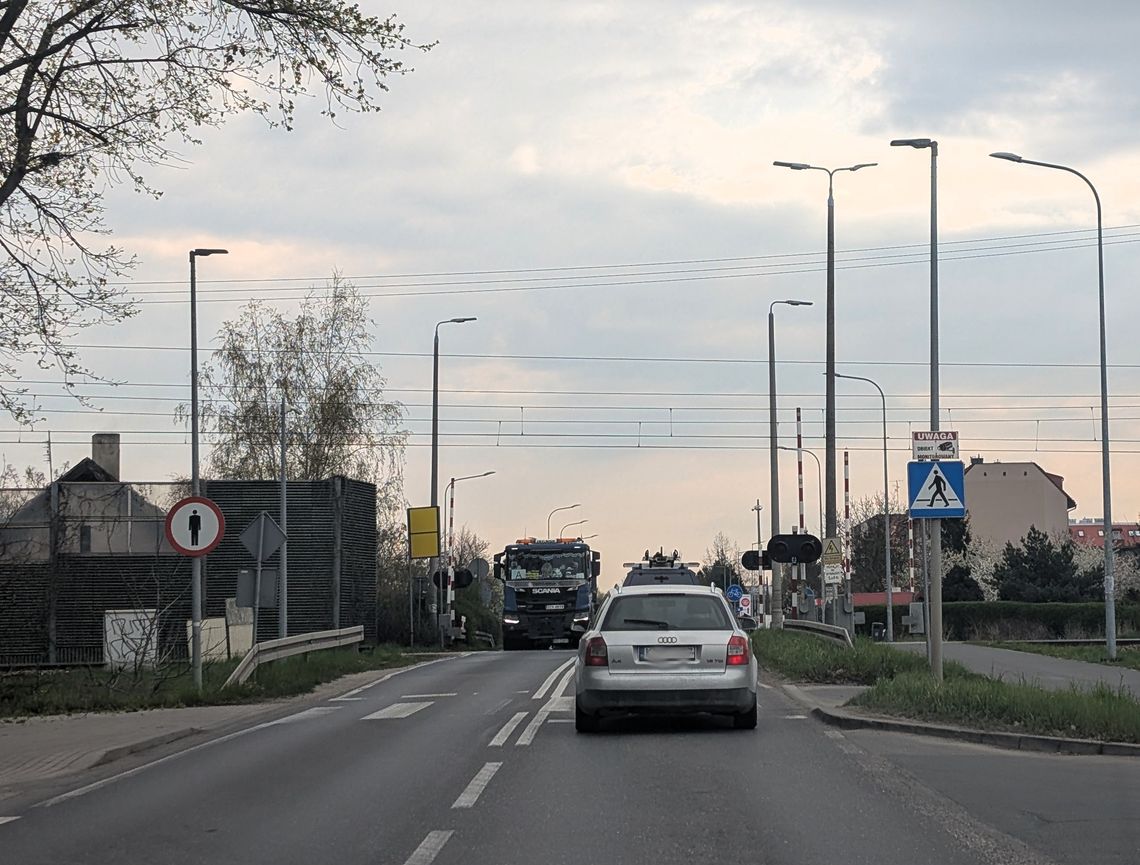 Jest projekt przejścia przez tory na Wiejskiej, ale... czy warto go realizować?