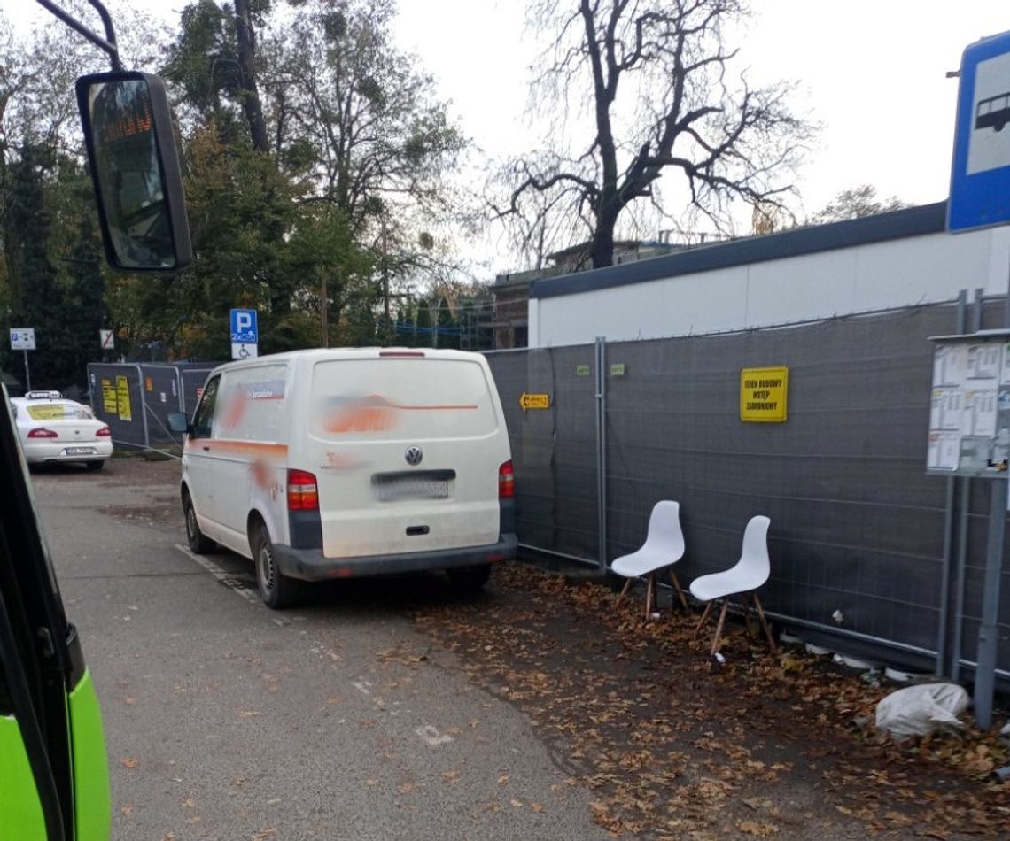 "Jest zakaz, ale wjeżdżają, a my potem nie możemy autobusem wykręcić"