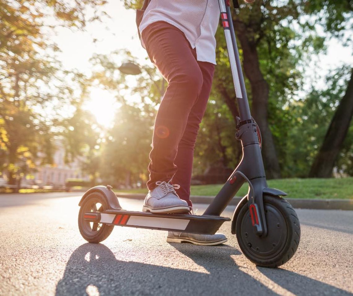 Jeździsz na hulajnodze elektrycznej? Pamiętaj o tych przepisach