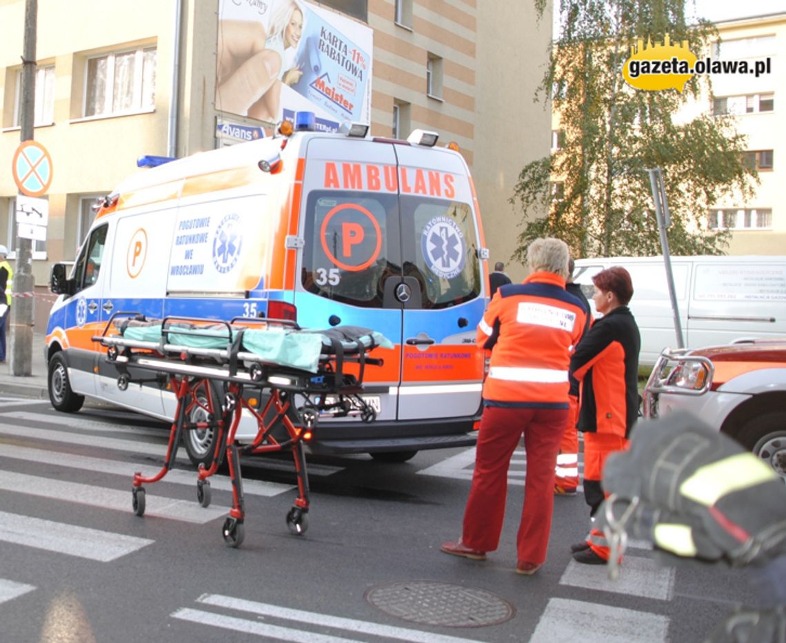 Kamieniem w karetkę. Chory musiał czekać na następną