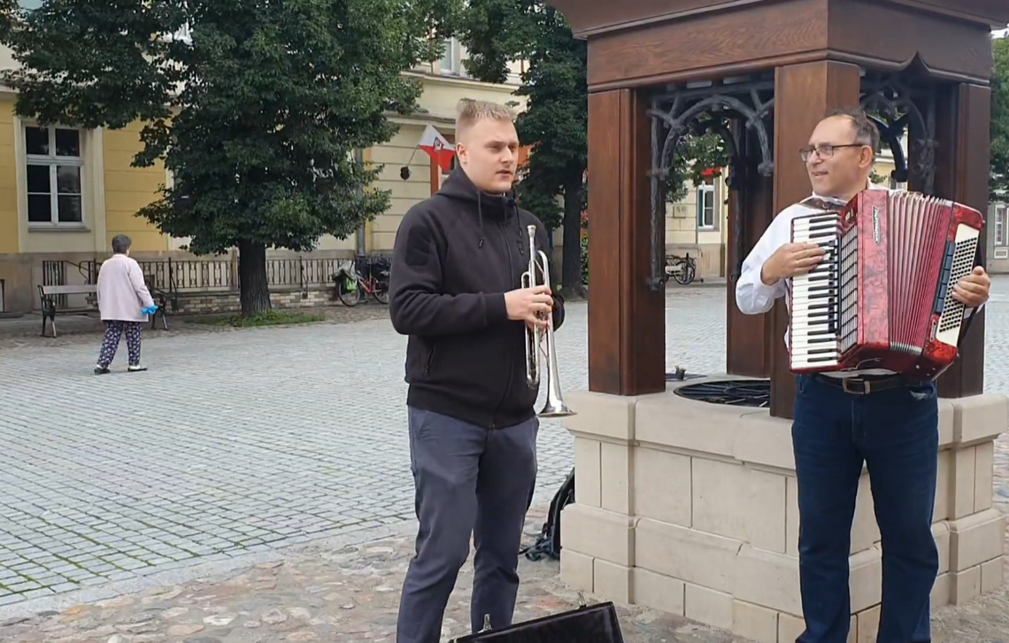 Karol Żak zagrał na oławskim Rynku