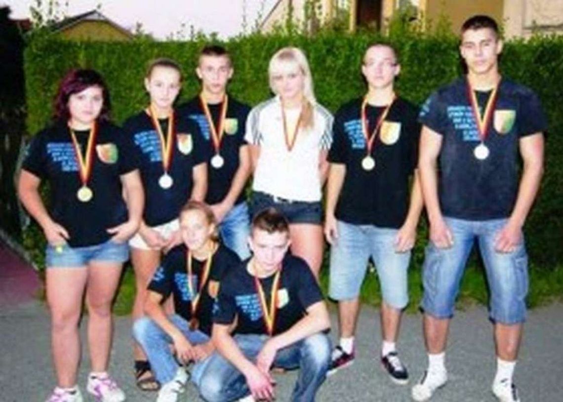 Każdy z medalem Każdy z medalem