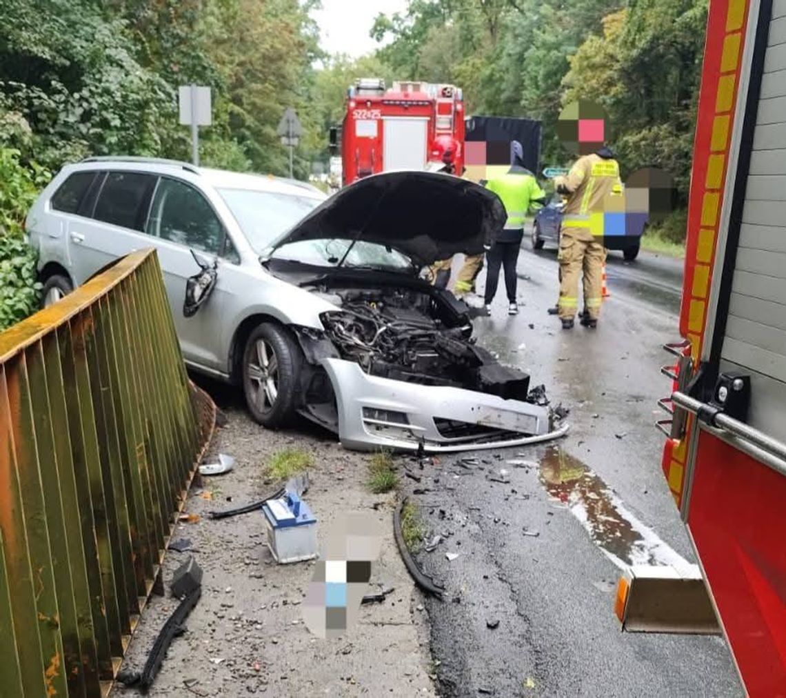 Kierowca tira na łuku drogi stracił panowanie nad pojazdem, a 85-latek trafił do szpitala Kierowca tira na łuku drogi stracił panowanie nad pojazdem, a 85-latek trafił do szpitala