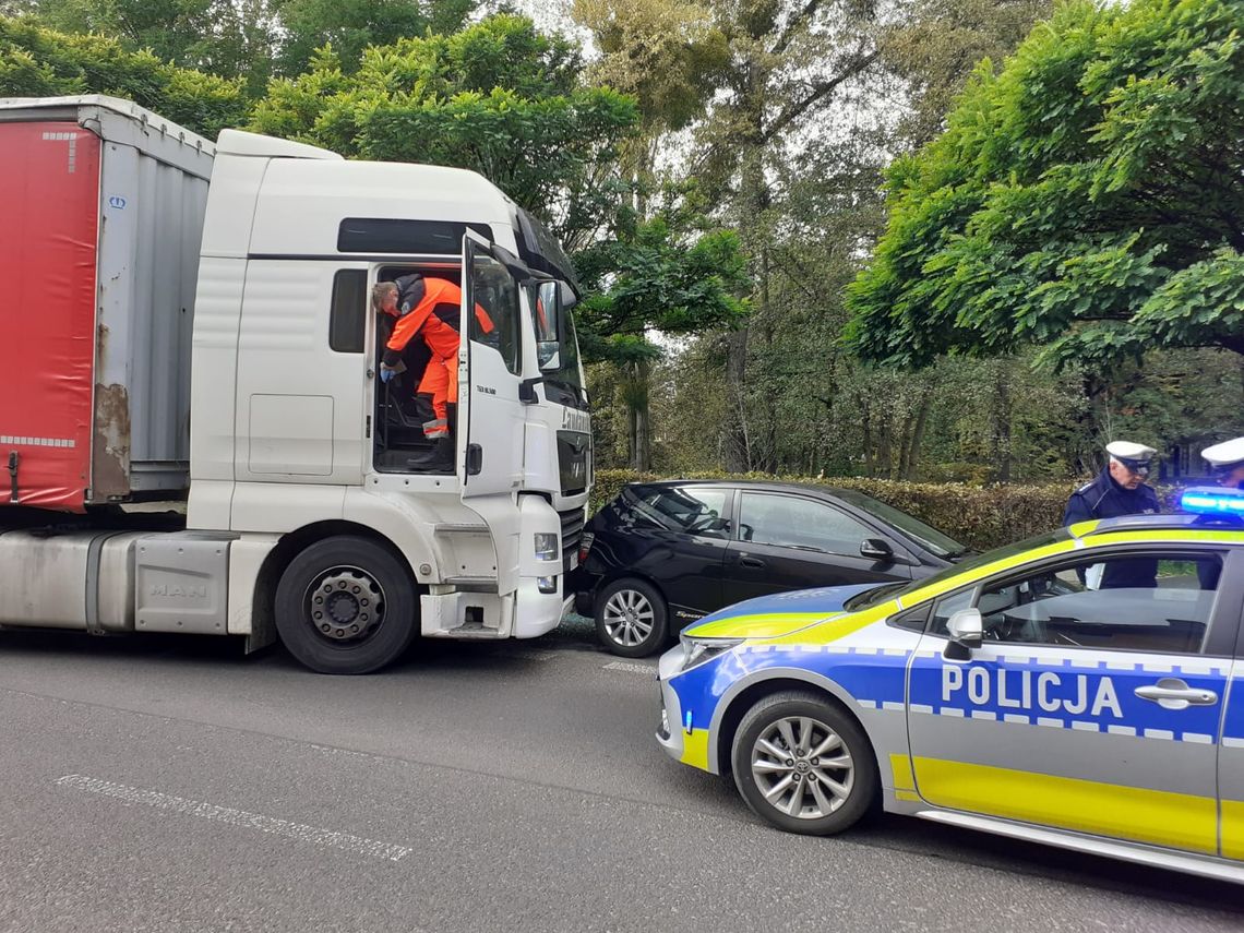 Kierowca zasłabł, auto zablokowało drogę