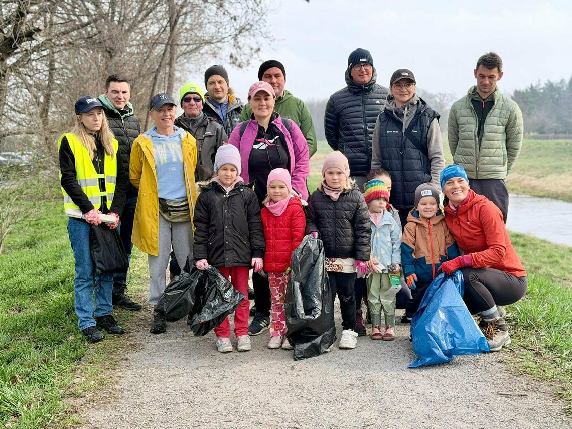Koalicja sprzątała wały rzeki Oława Koalicja sprzątała wały rzeki Oława