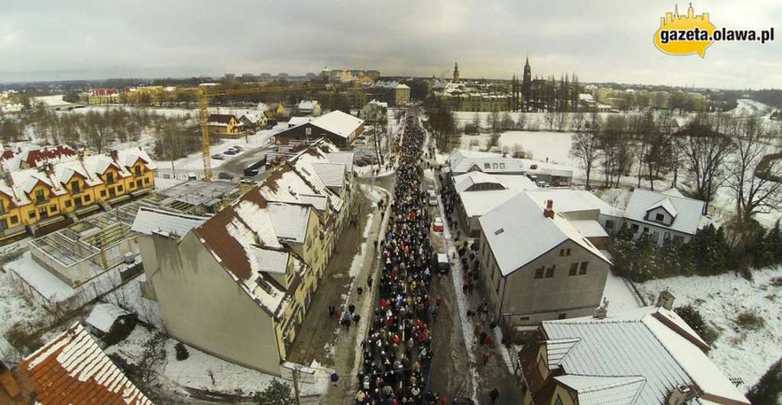 Kolędujący tłum w orszaku Kolędujący tłum w orszaku