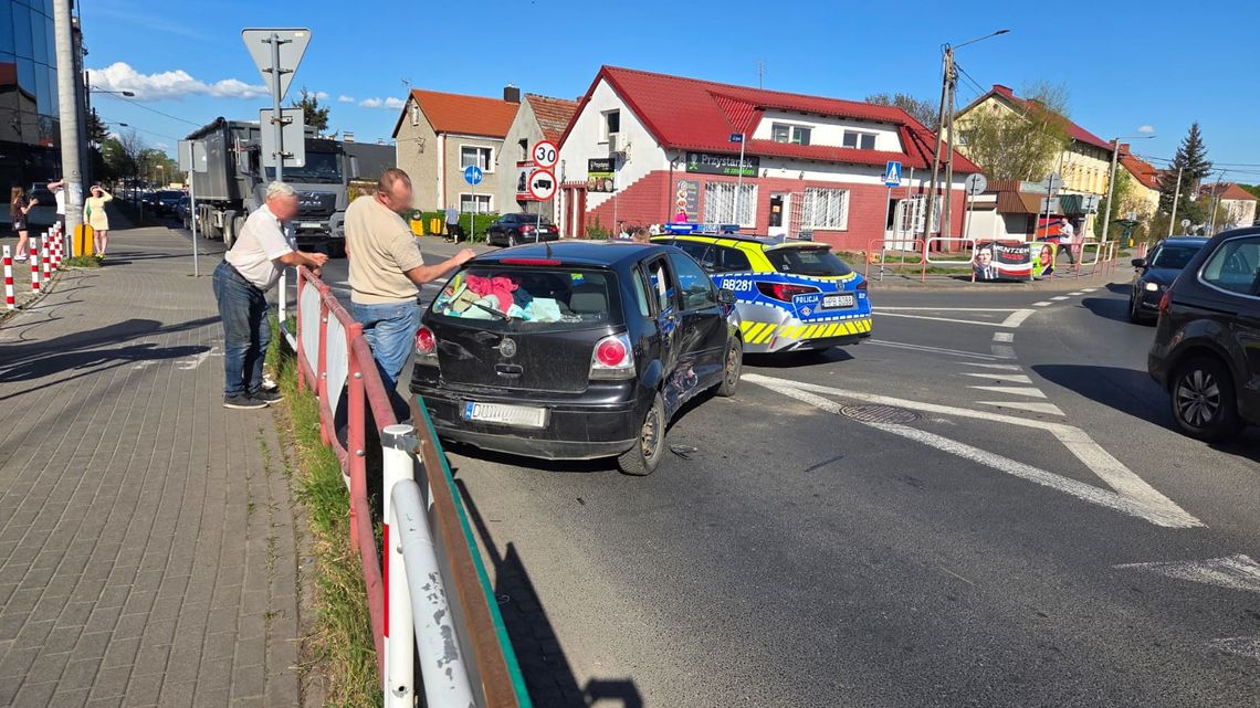 Kolizja saaba, audi i VW pod galerią