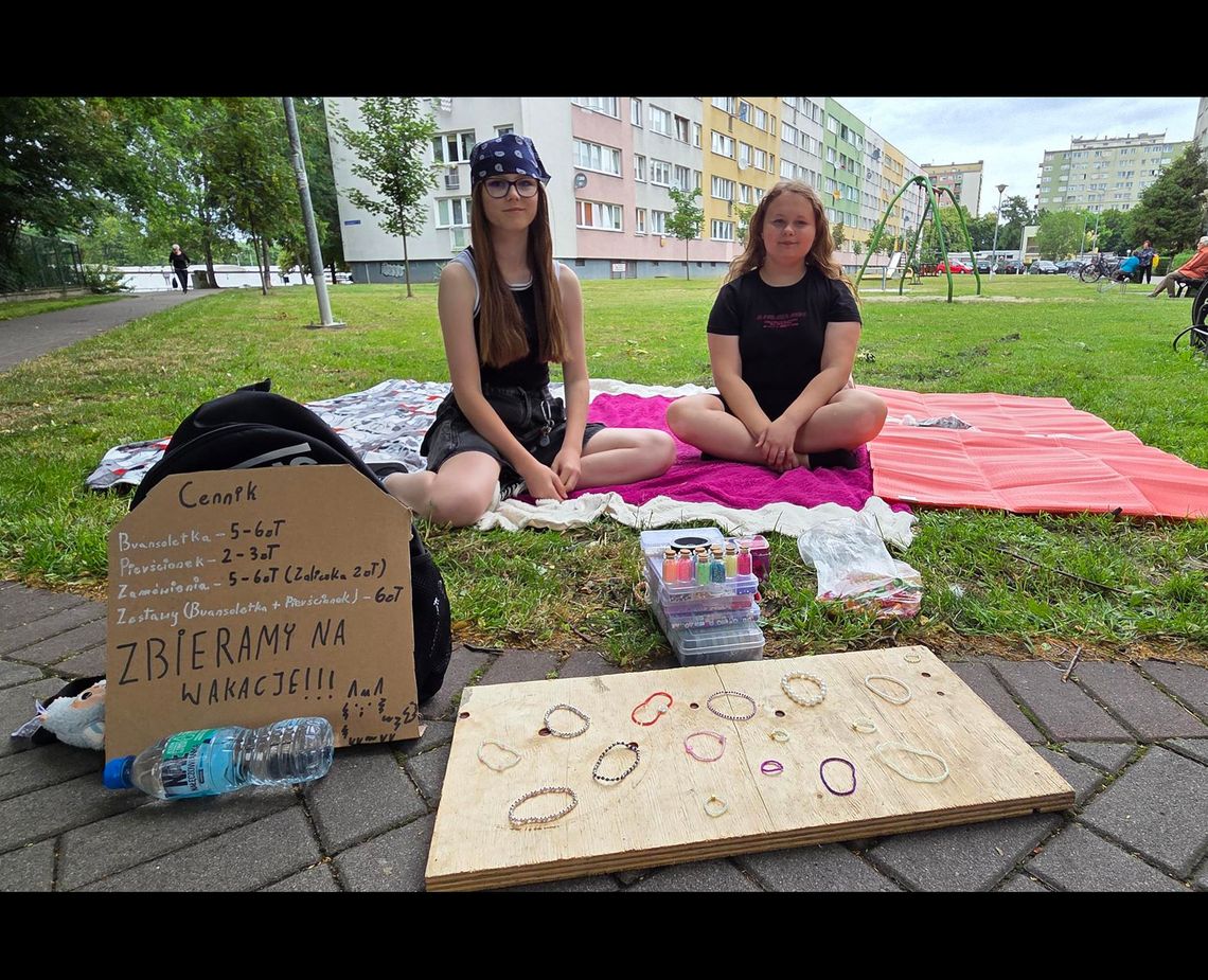 Komu koraliki? Milena i Oliwka zarabiają na wakacje