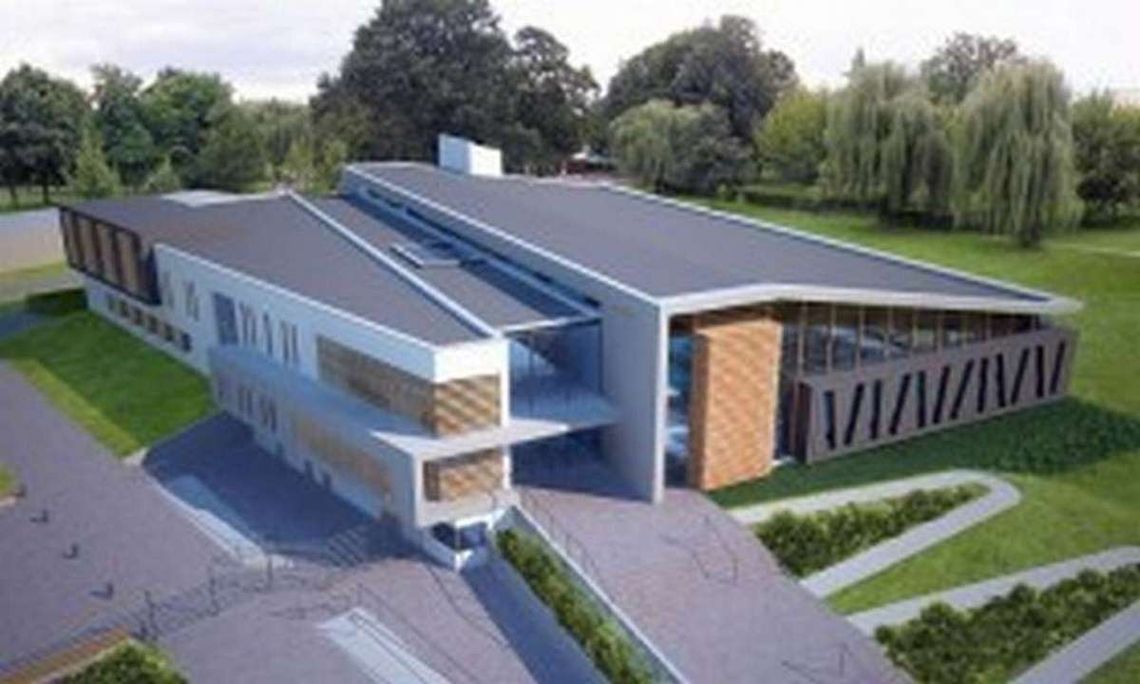 Kryta pływalnia w połowie drogi. FILMIK