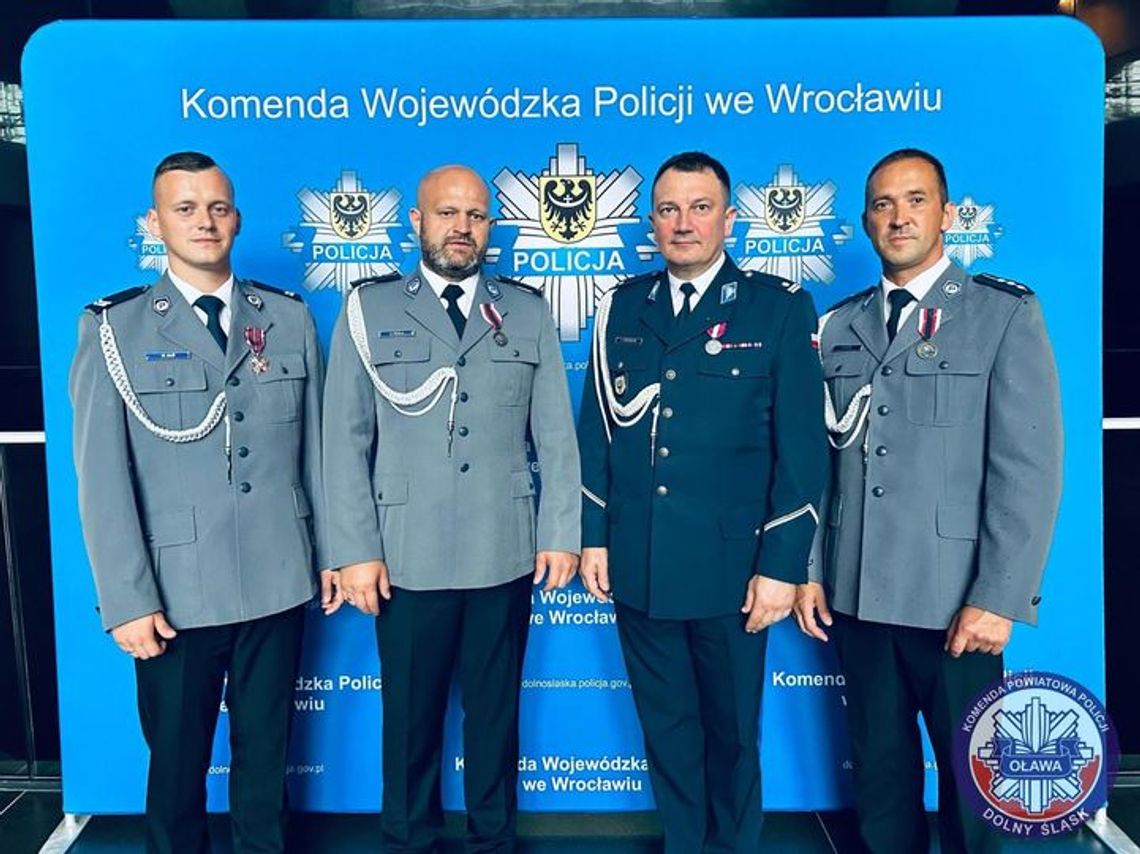 "KRZYŻ ZASŁUGI ZA DZIELNOŚĆ" oraz dwa brązowe odznaczenia „ZASŁUŻONY POLICJANT”