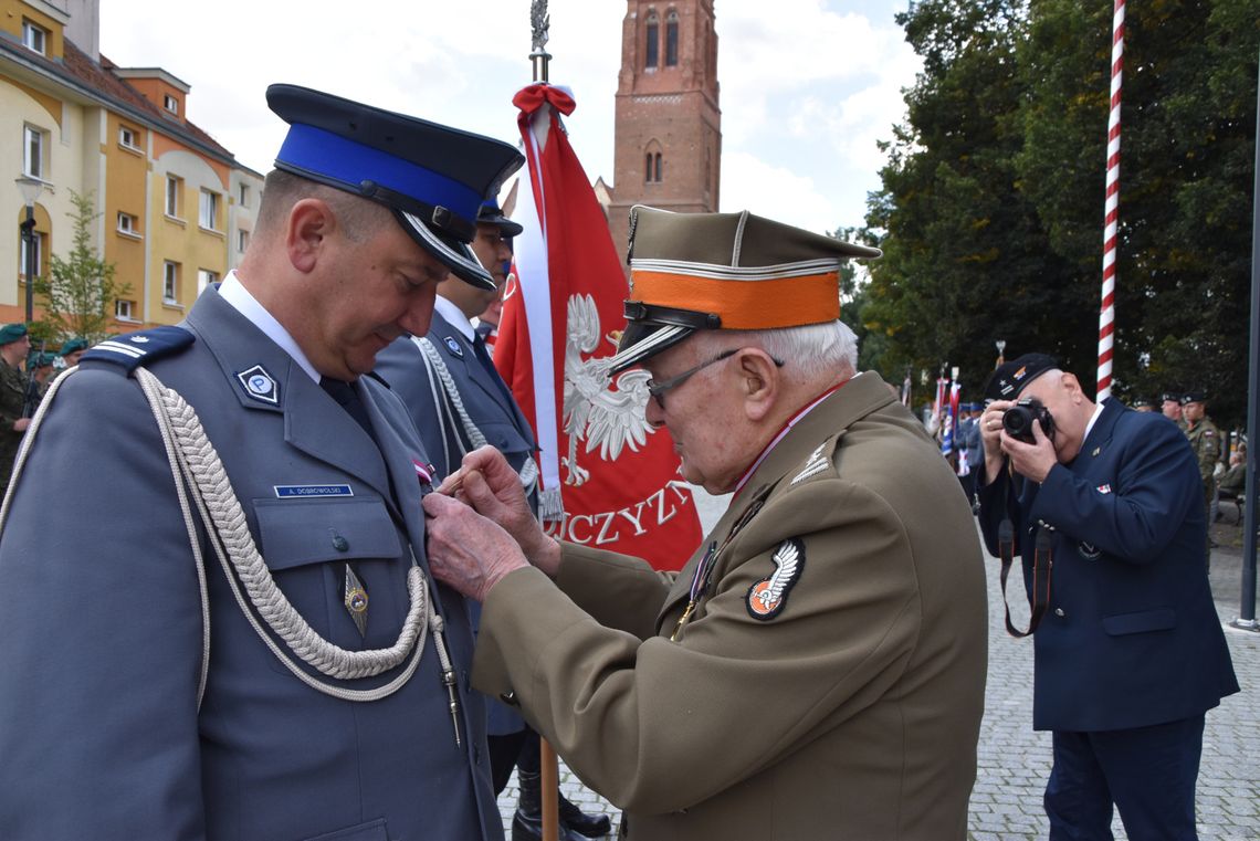 Krzyże dla policji i komendanta - za zasługi dla kombatantów