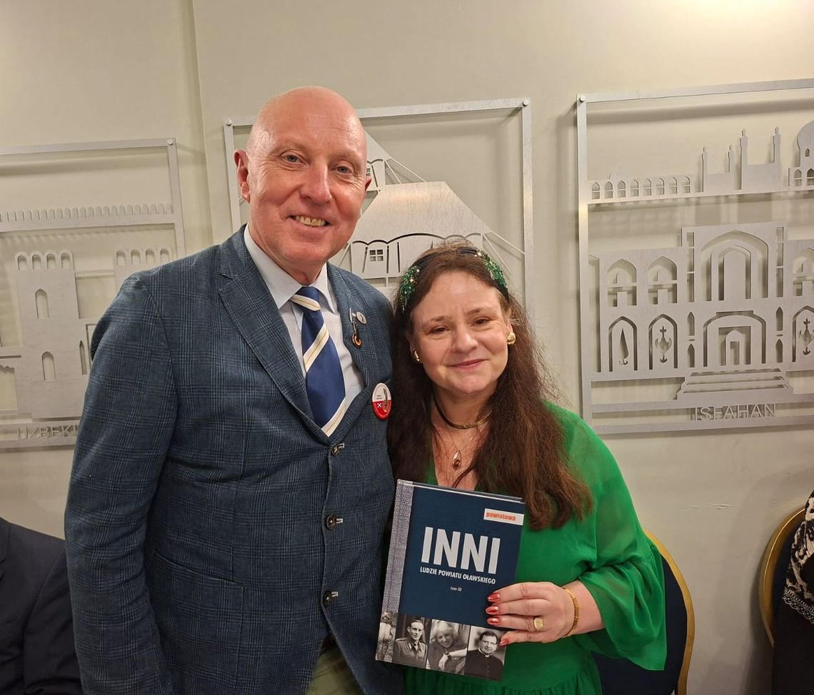 Książka "INNI" trafiła też do wnuczki generała broni Stanisława Maczka Książka "INNI" trafiła też do wnuczki generała broni Stanisława Maczka