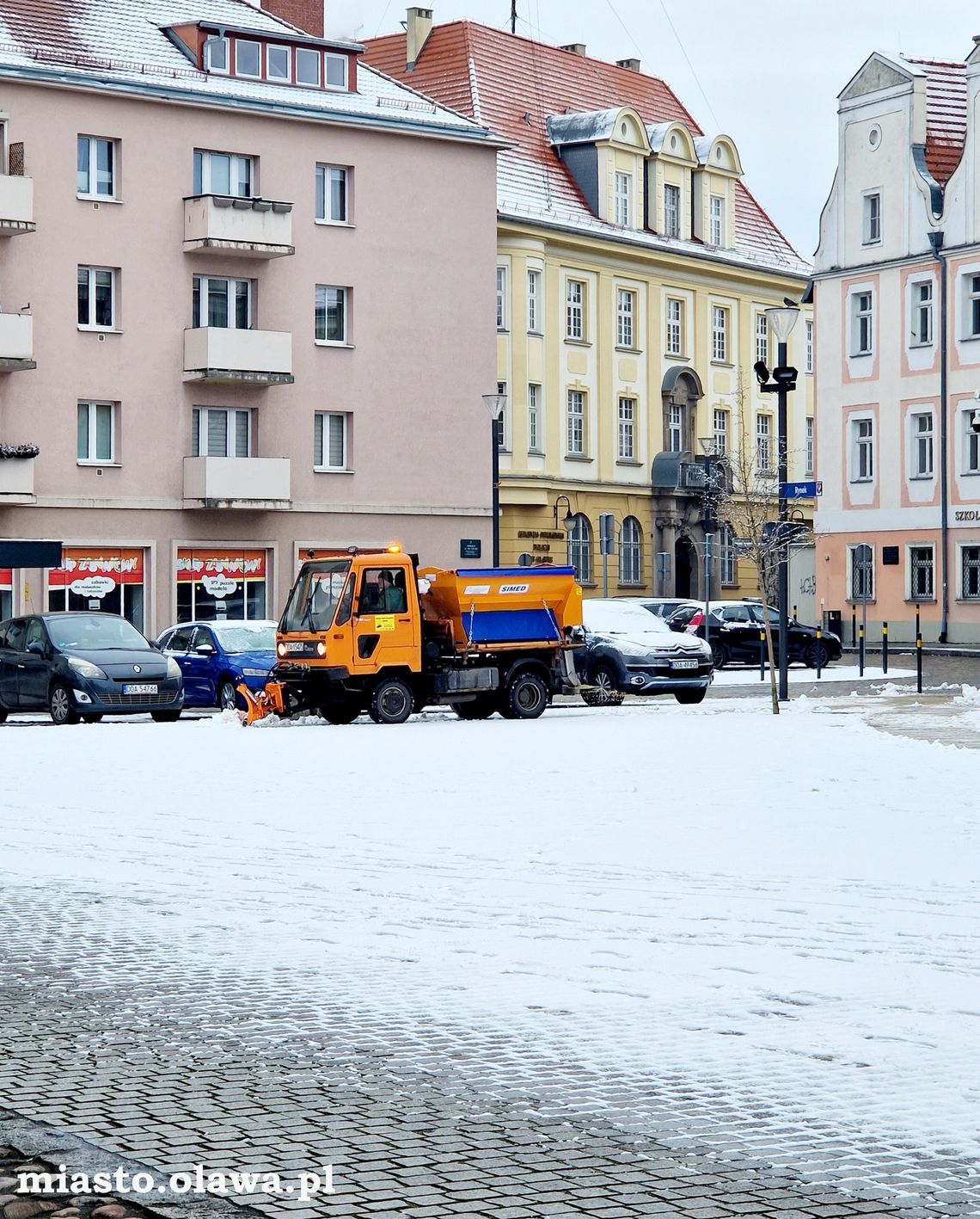 Spadł śnieg. Kto odpowiada za utrzymanie chodników w mieście?