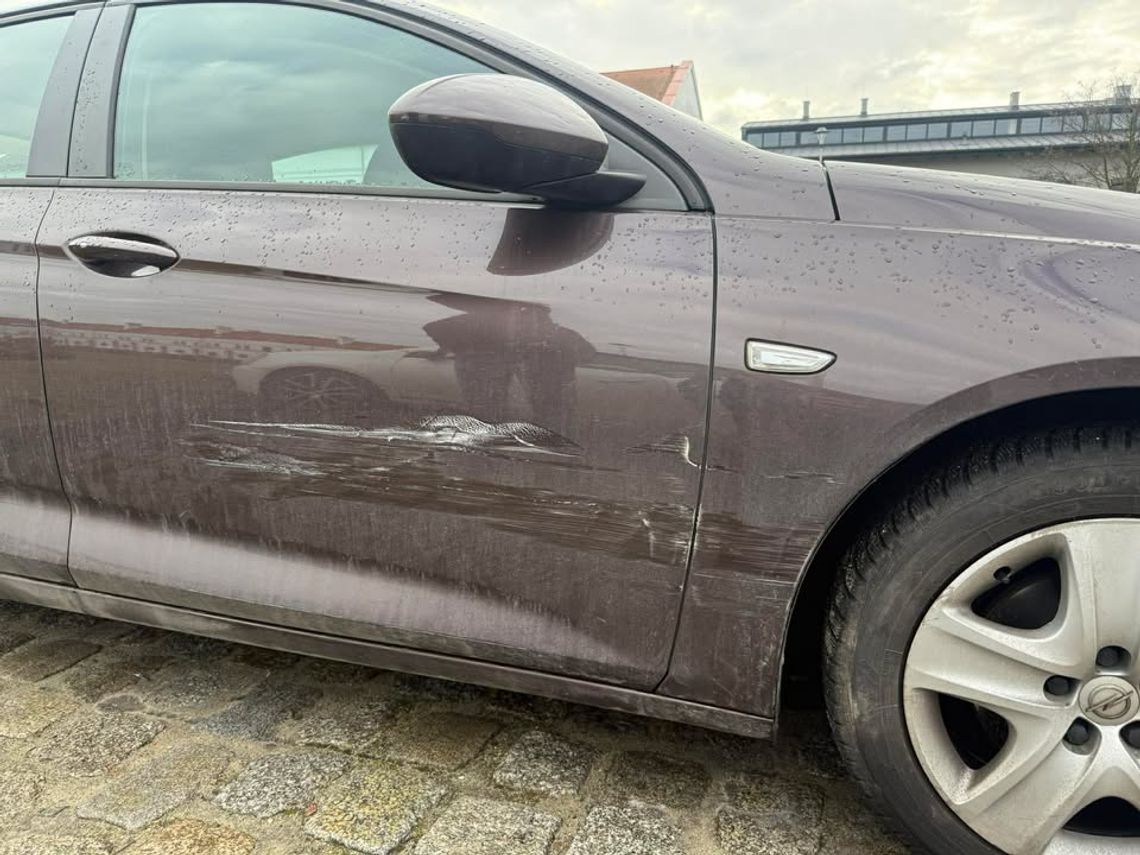 Ktoś zarysował to auto