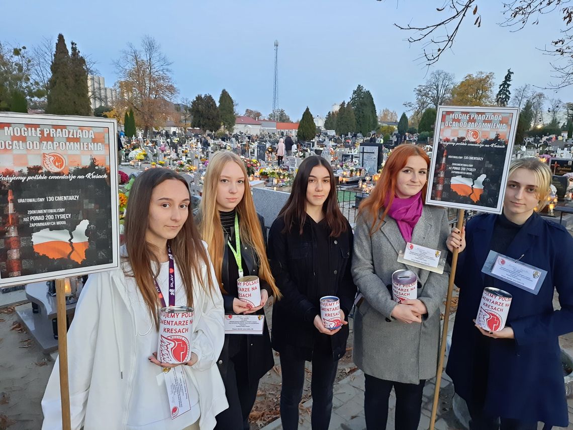 Kwestowali na oławskim cmentarzu. Na co będą przeznaczone datki? Kwestowali na oławskim cmentarzu. Na co będą przeznaczone datki?