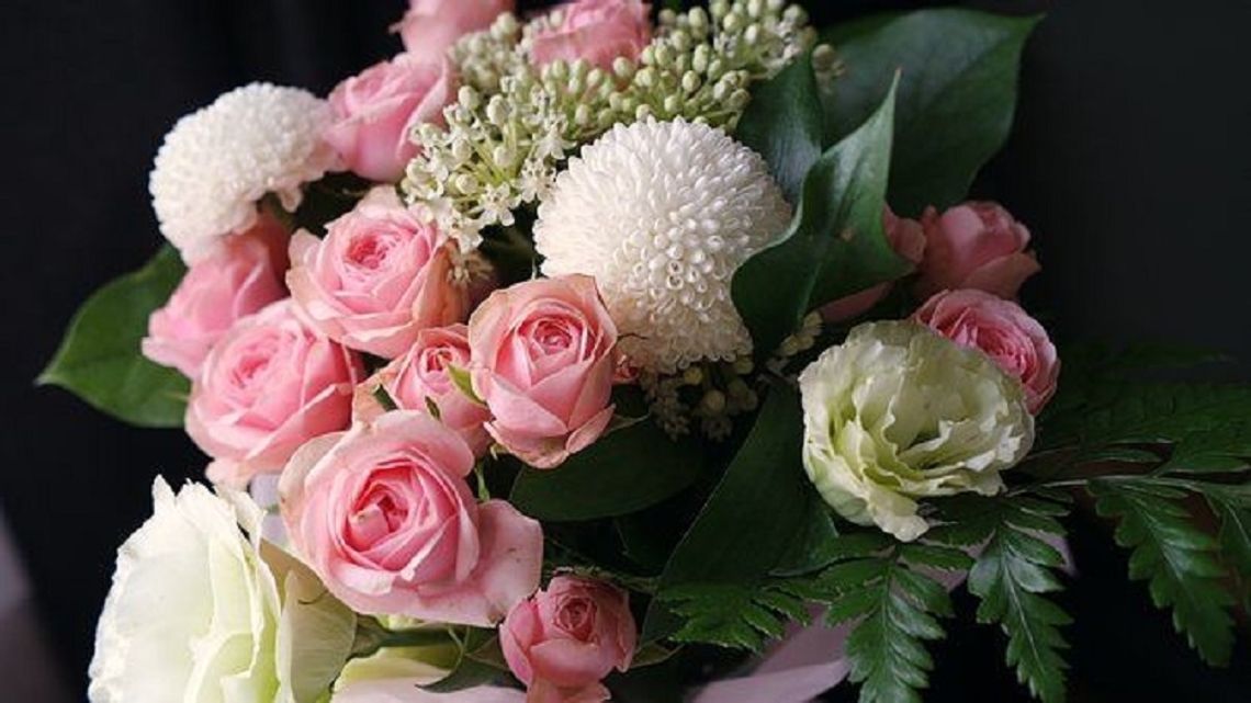 Kwiaciarnia Oddech Cynamonu: jak wybrać najlepszy bukiet na prezent dla kobiety 