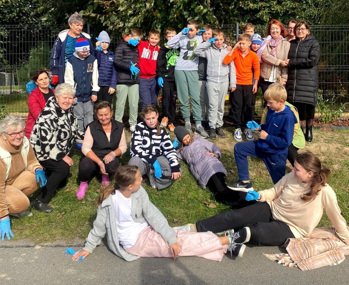 Łączą pokolenia poprzez wspólne nasadzenia