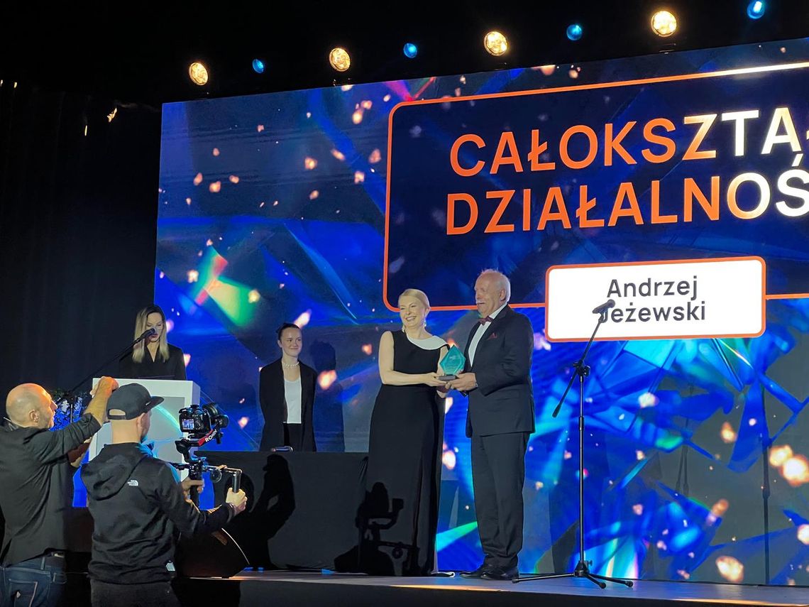 Laur dla Andrzeja Jeżewskiego za całokształt działalności Laur dla Andrzeja Jeżewskiego za całokształt działalności
