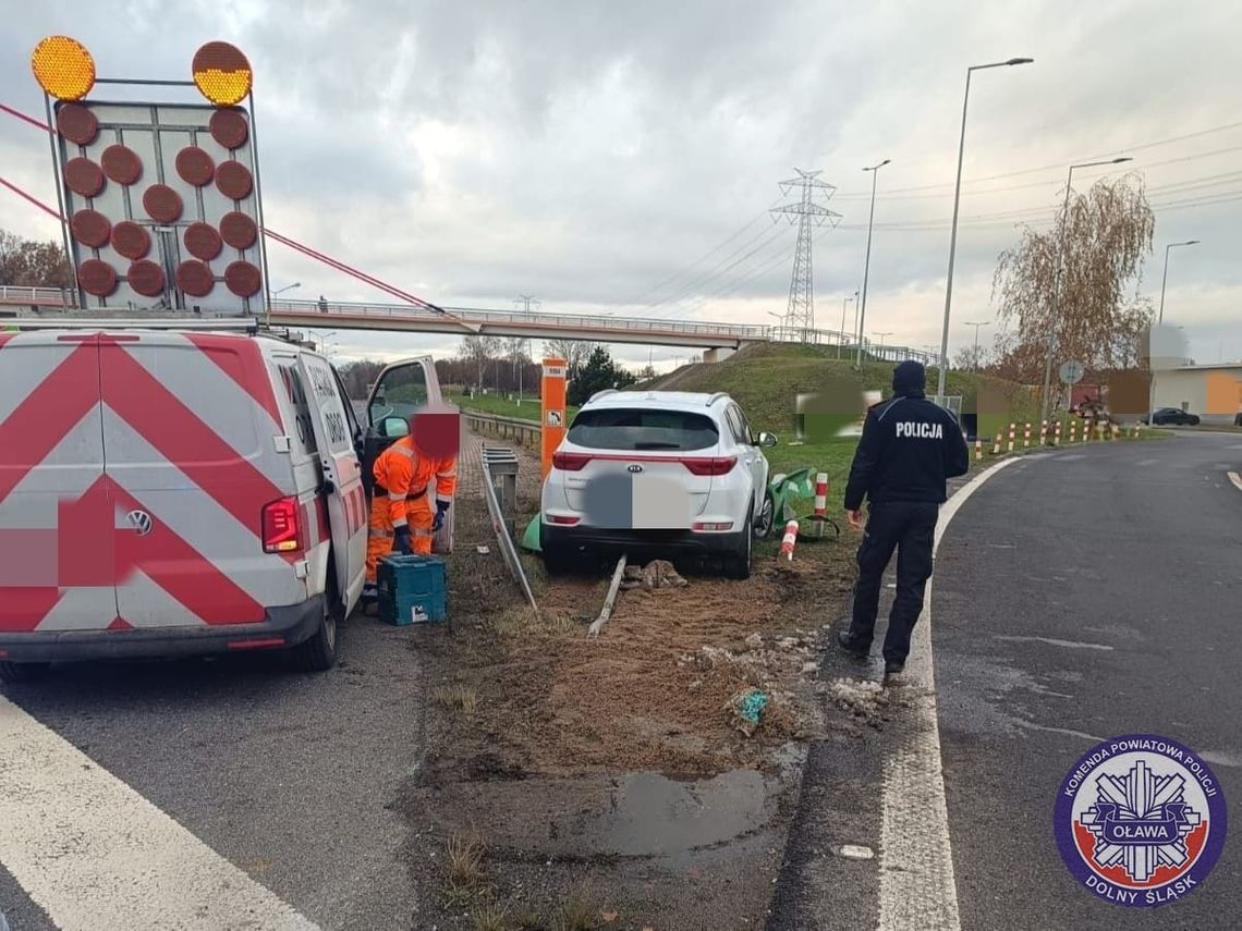 Laweta z trzema pojazdami w rowie i KIA, która zatrzymała się na barierach