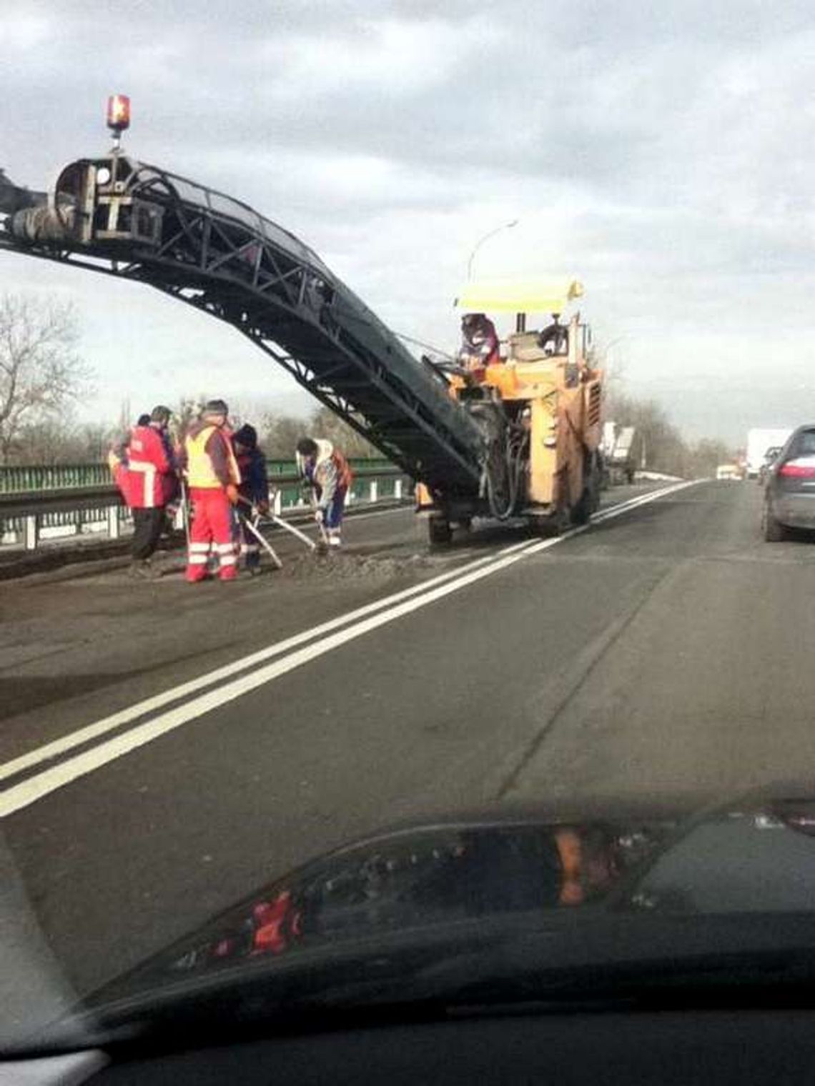 Lepiej na wiadukcie. Trwa naprawa. Lepiej na wiadukcie. Trwa naprawa.