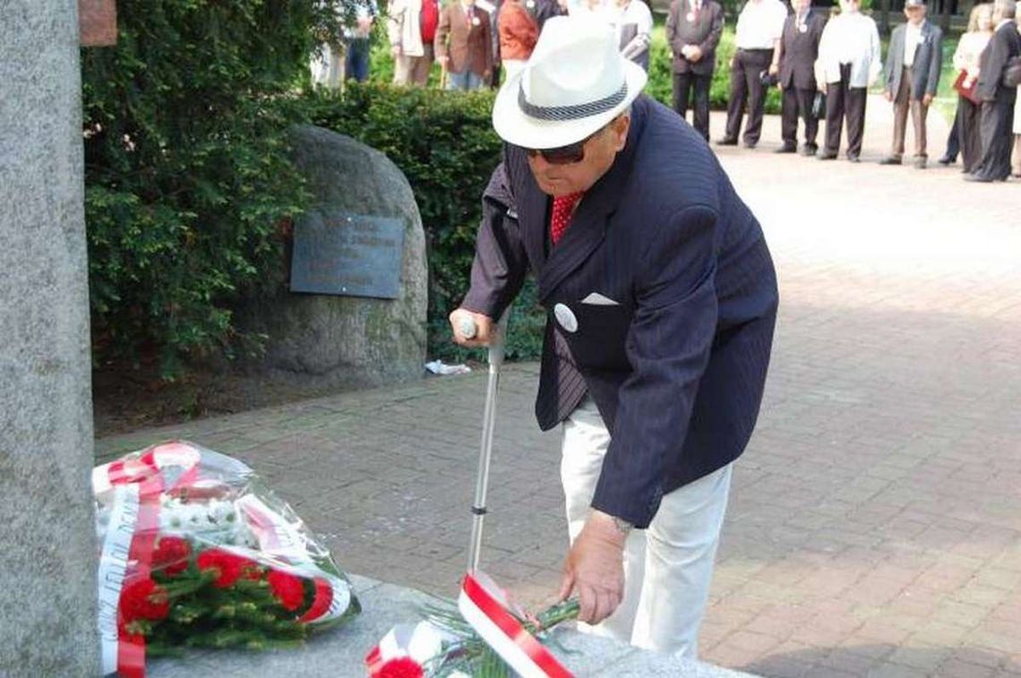 Lewica świętowała pod pomnikiem Lewica świętowała pod pomnikiem