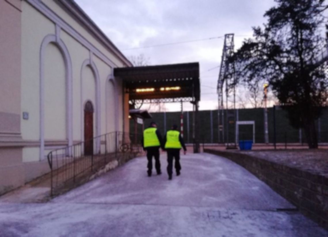 Leżał na parkingu, ktoś zadzwonił na policję