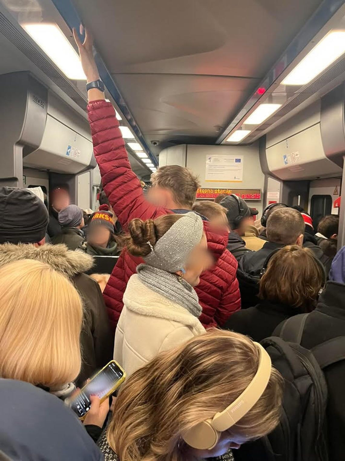 Łukasz: - Ten o 6.12 jeszcze NIGDY nie przyjechał punktualnie! Łukasz: - Ten o 6.12 jeszcze NIGDY nie przyjechał punktualnie!