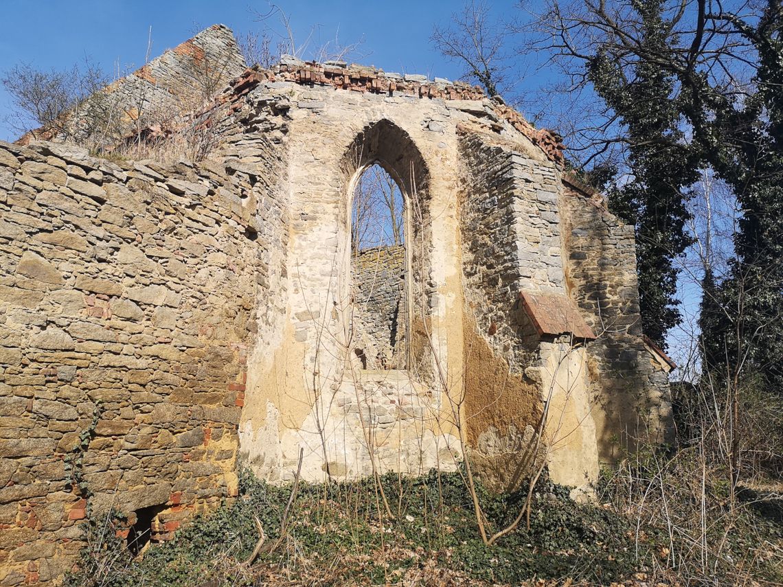 Malownicze ruiny kościółka