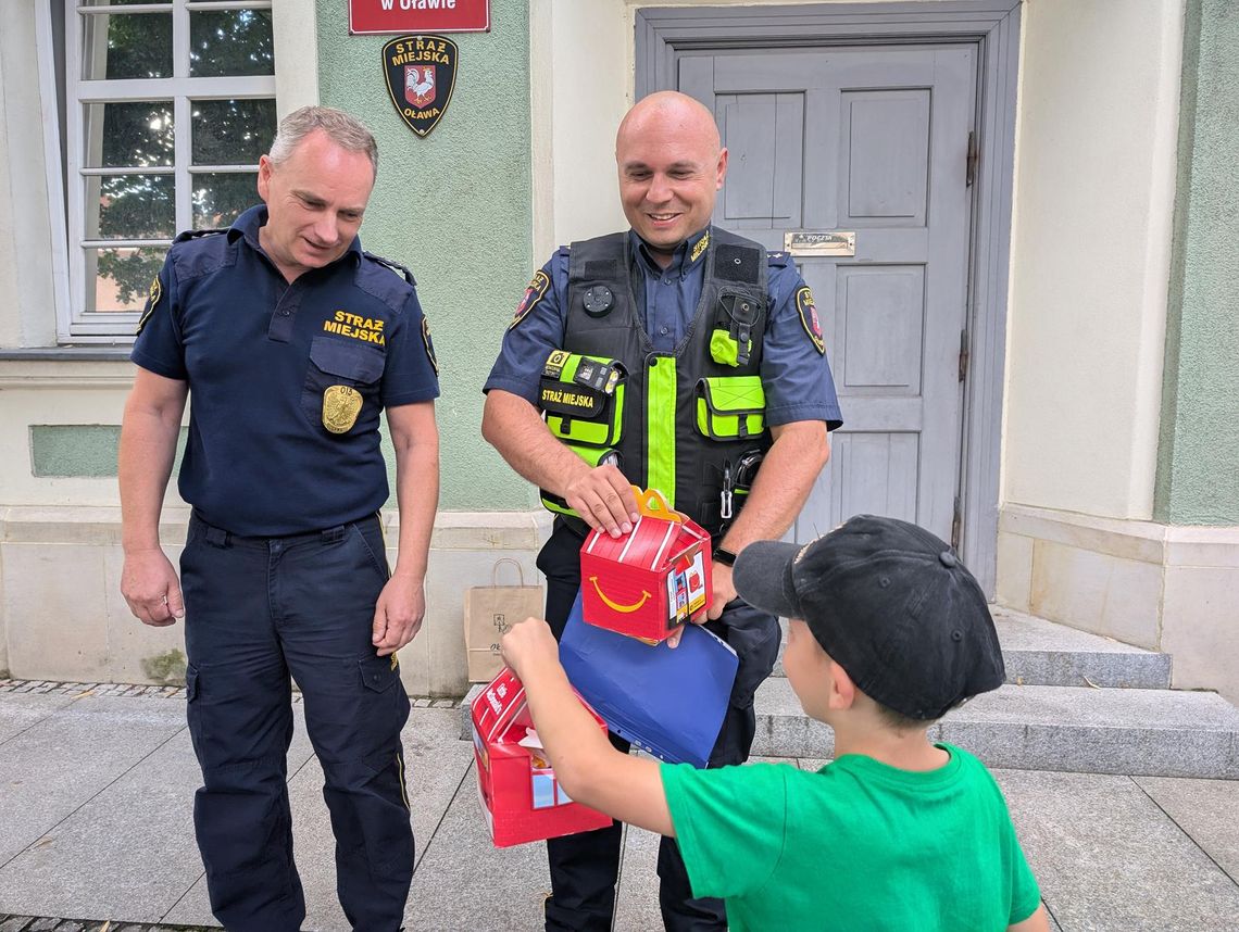 Mały uciekinier podziękował strażnikom za to, że go odnaleźli