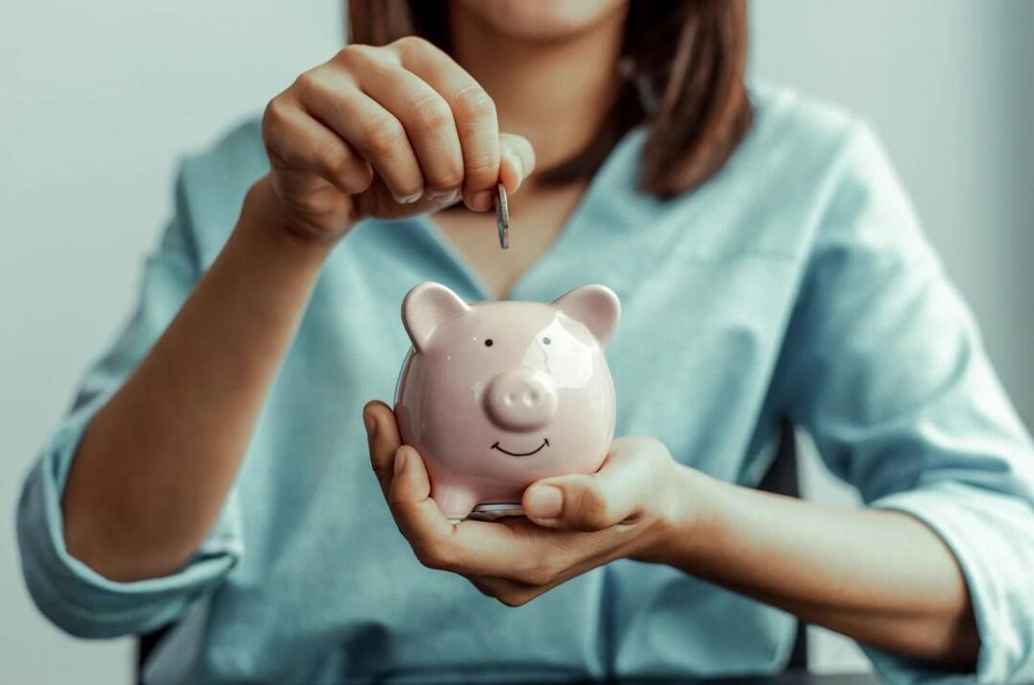 Masz nadwyżkę finansową? Zobacz, co z nią zrobić – od 100 do 2000 zł miesięcznie. 4 scenariusze oszczędzania i inwestowania w 2025 roku