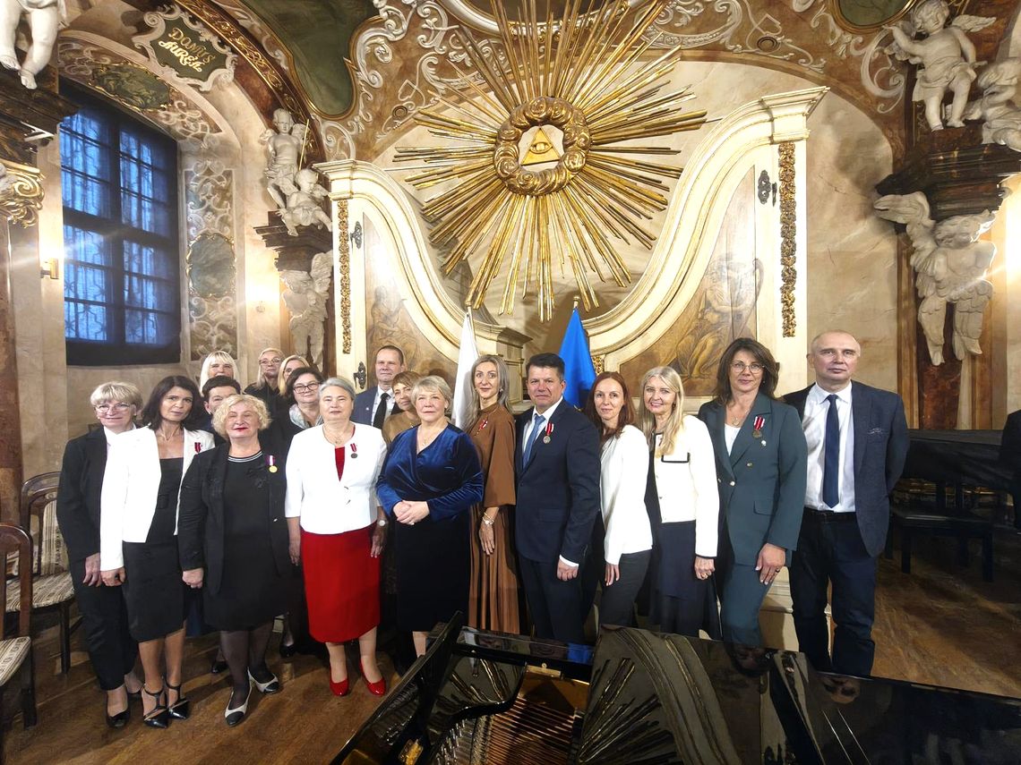 Medale dla nauczycieli i burmistrza